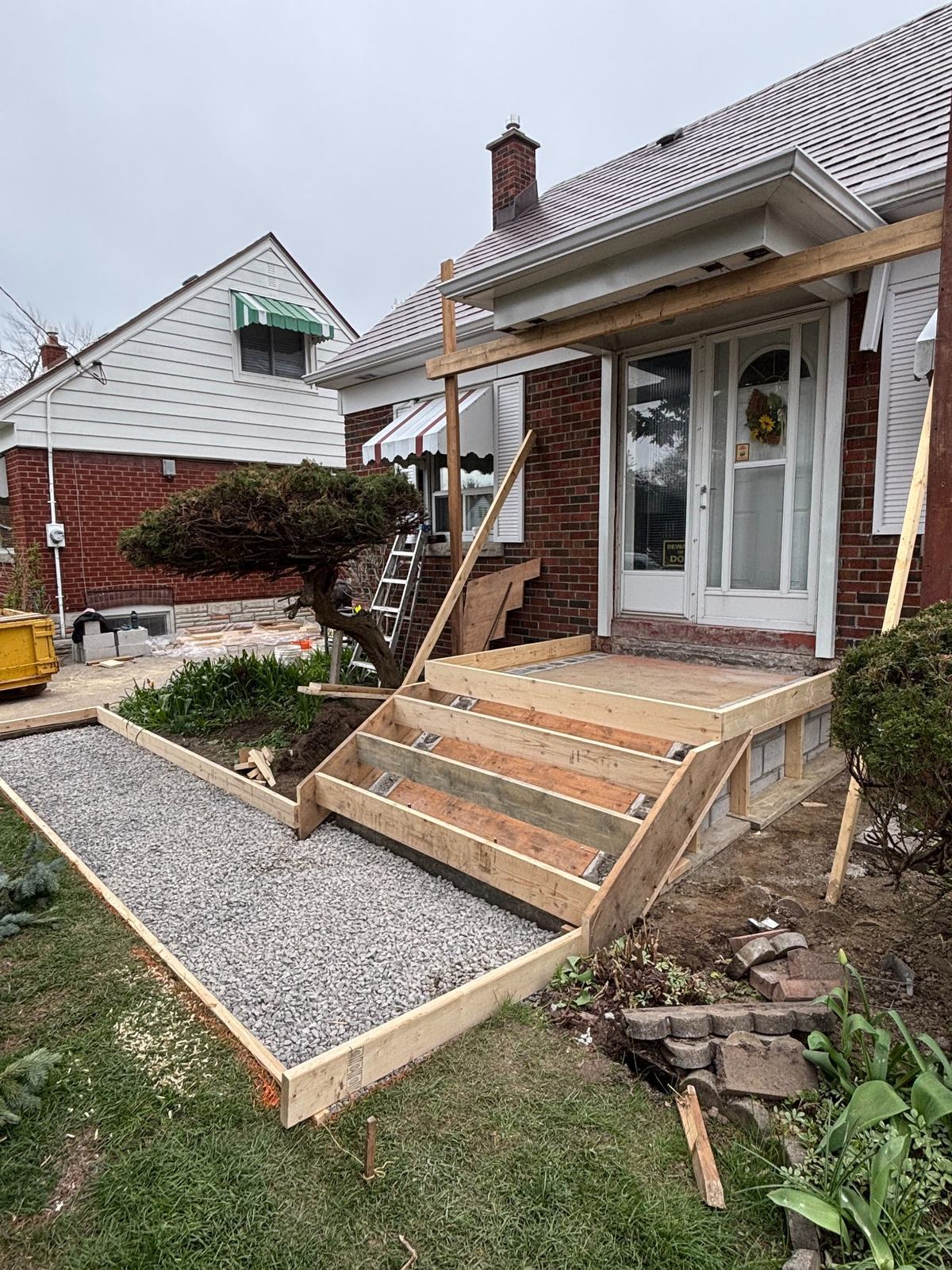 Entry and walkway forming wide view